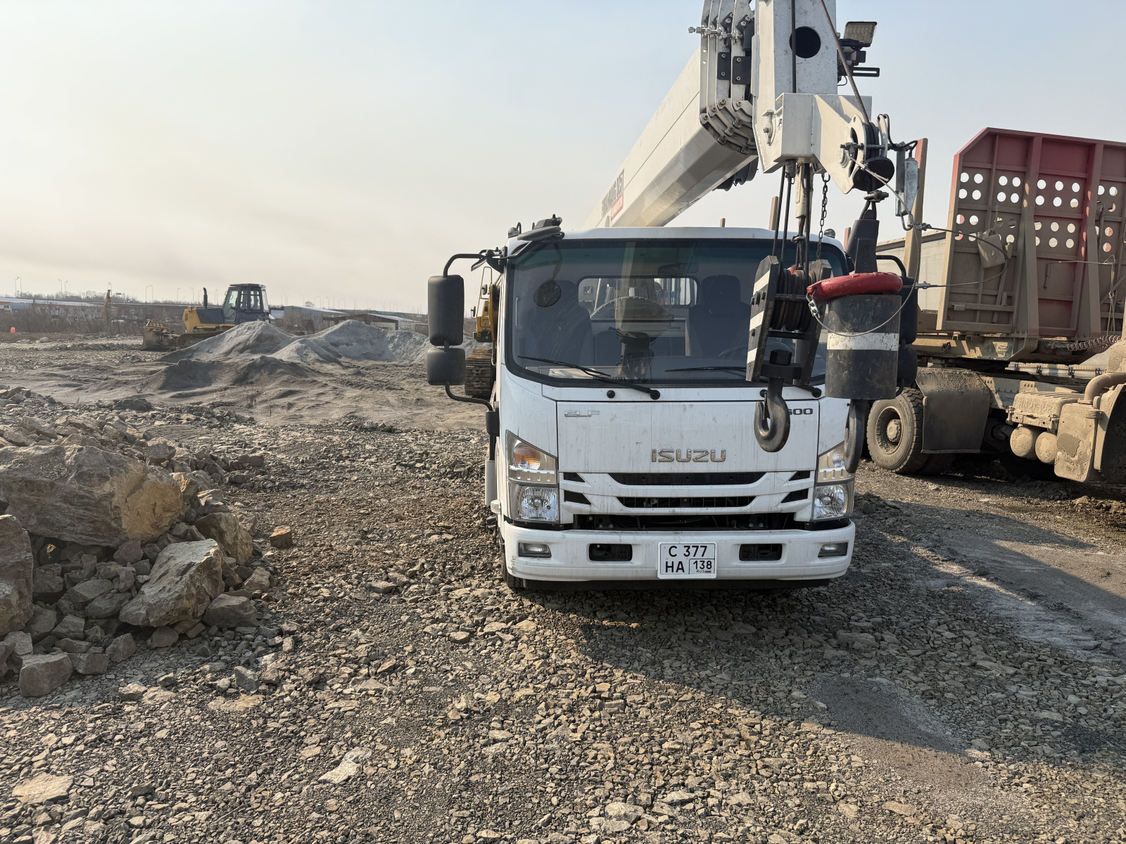 Isuzu ELF 8.3 4x2 Автокран ELF KV100 (Дизельный, 2.5 л, 128 л.с. МТ)