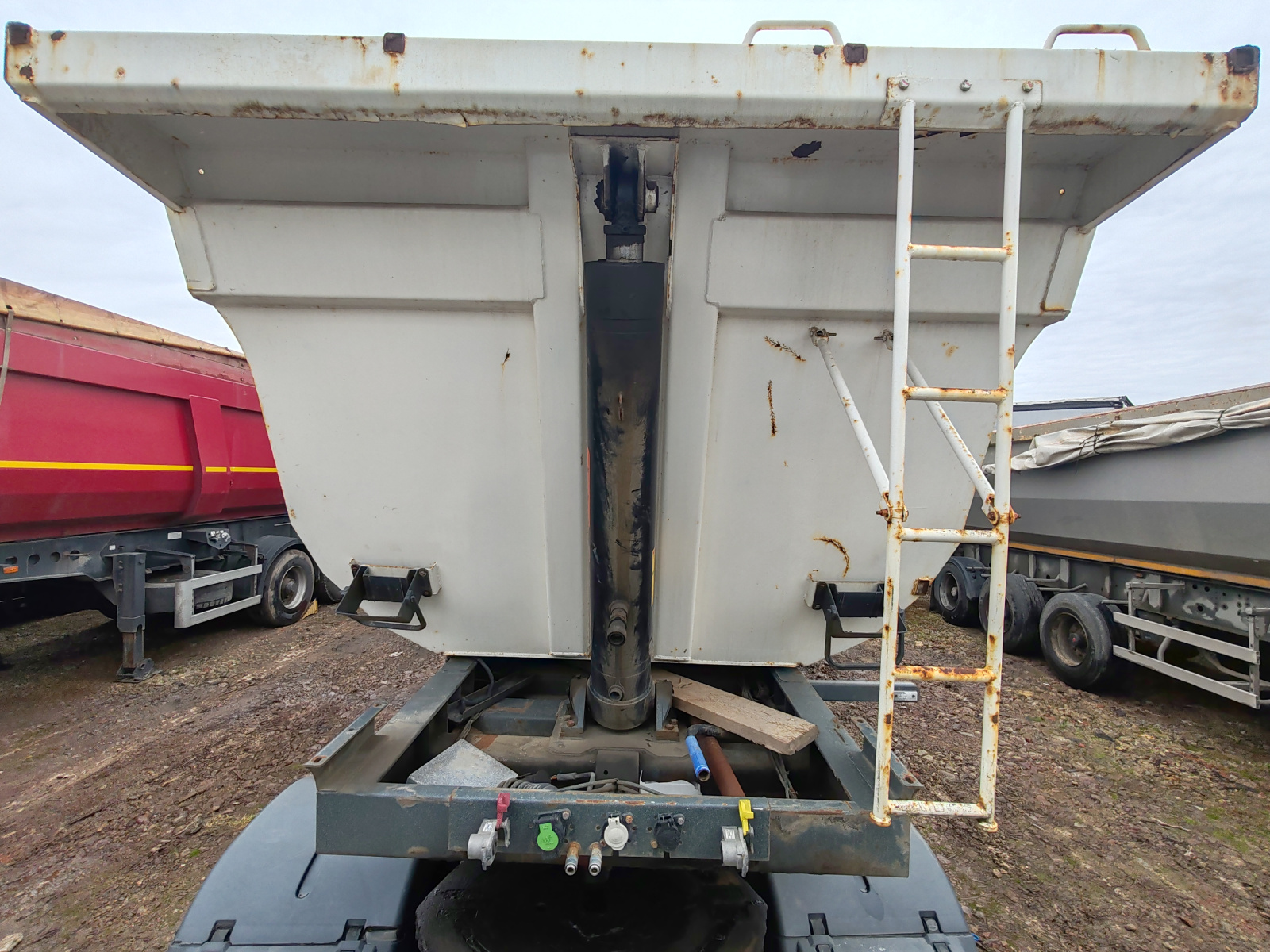 UAT STRP Полуприцеп самосвальный UAT-STRP-2728.01