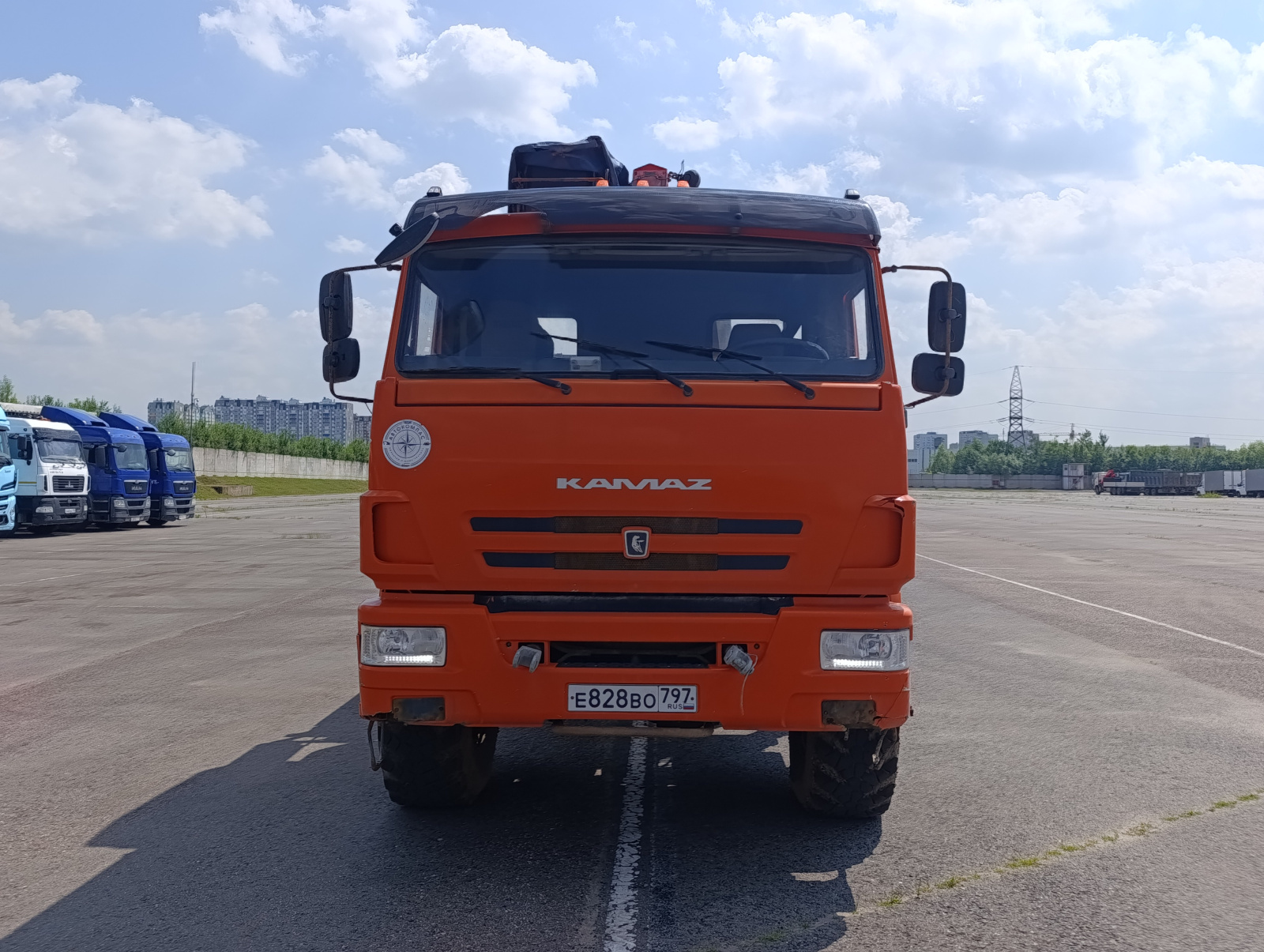 КамАЗ 43118 6x6 Бортовой с КМУ 732407 (Дизельный, 11,8 л, 300 л.с., МТ)