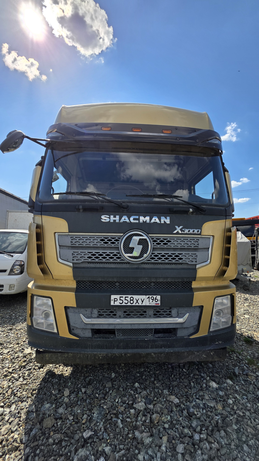 Shacman (Shaanxi) SX* 6x4 Седельный тягач SX42584V324 (Дизельный, 11,6 л, 423 л.с., МТ)