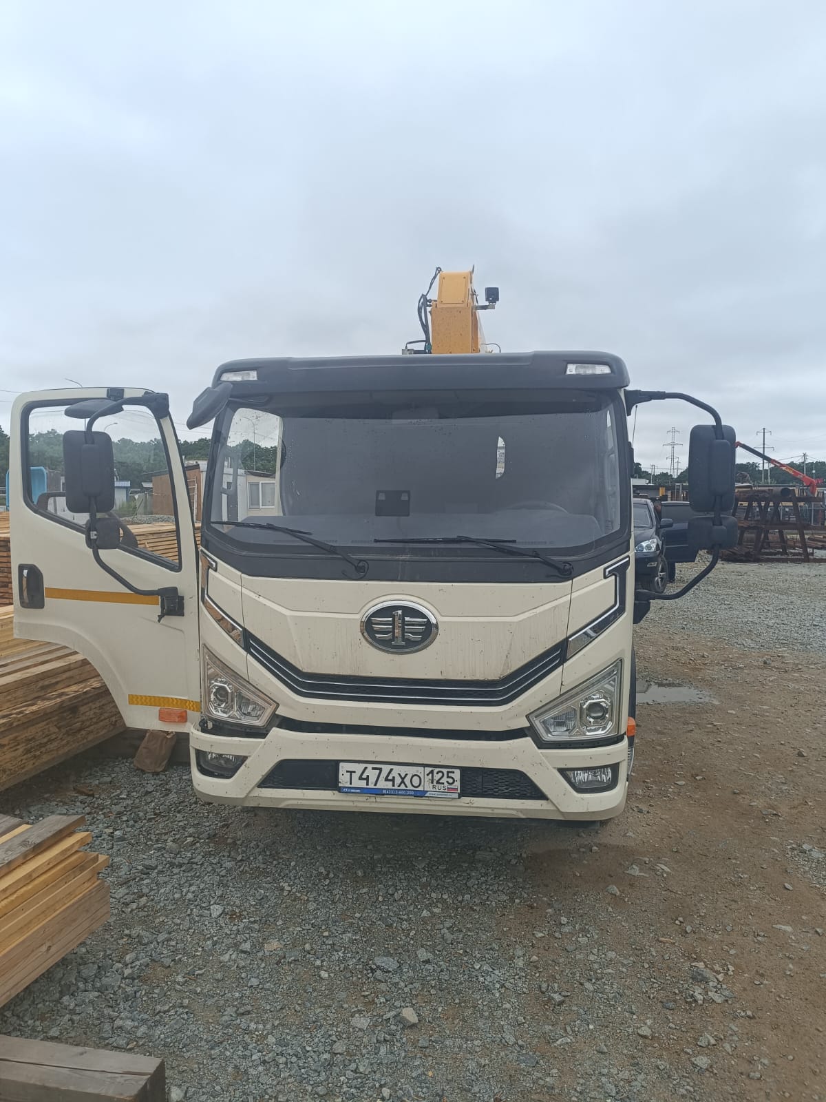 FAW Tiger V 4x2 Бортовой с КМУ CA1121P40K2L4E5A85 (Дизельный, 3.8 л, 179 л.с. МТ)