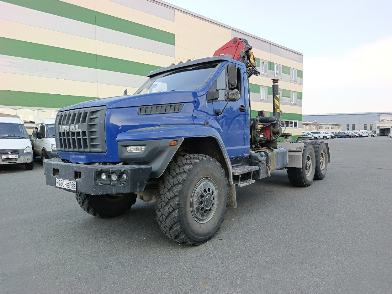 Ural NEXT 4320 6x6 Седельный тягач с КМУ SM03-04N (Дизельный, 6,7 л, 273 л.с., МТ)
