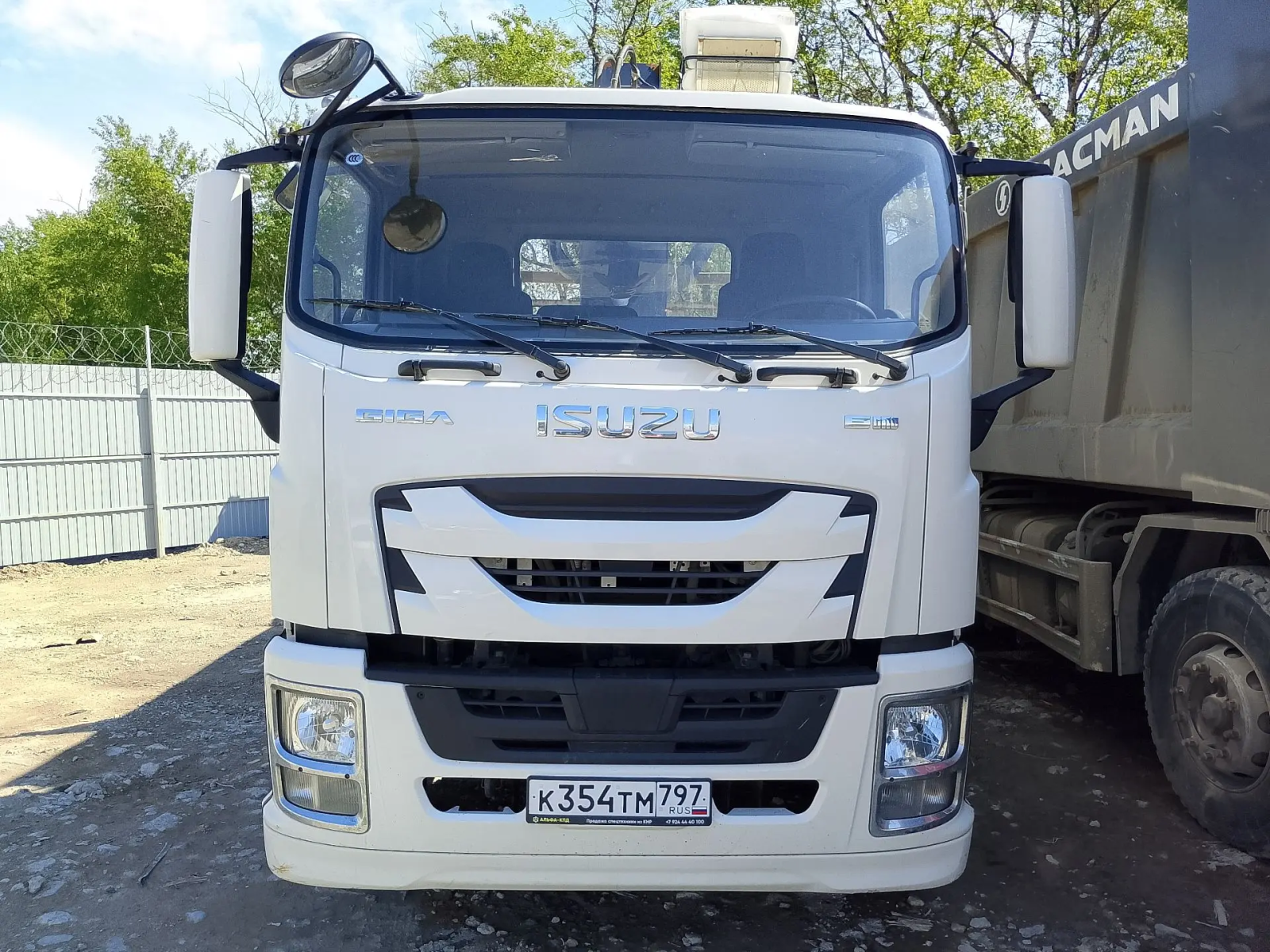 Isuzu Giga 4x2 Бортовой с КМУ QL5183JSQ6 (Дизельный, 5.2 л, 204 л.с. МТ)