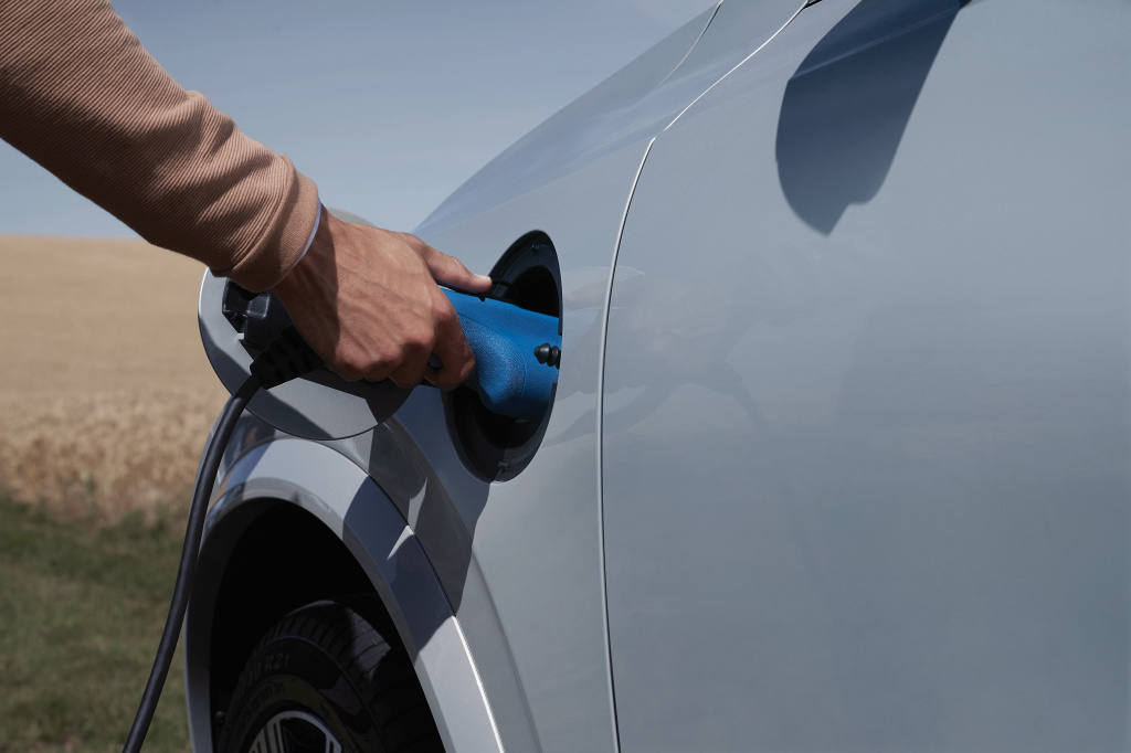 271311_Volvo_Cars_XC90_Recharged.jpg